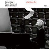 カーラ・ブレイ・トリオ（Carla Bley Trio）『Life Goes On』レイドバックしたアンサブルの雰囲気を捉えた録音も過去最高の出来
