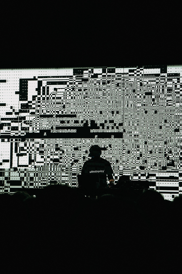 池田亮司（ryoji ikeda）『ultratronics』暗号と復号が電子音楽