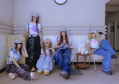 NewJeans “OMG” 考察を誘うMVにドラマティックな歌とサウンド――K-Popの