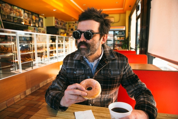 イールズ(Eels)が20年かけて辿り着いた『The Deconstruction』で歌う希望と光