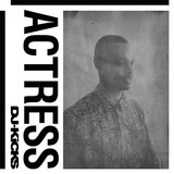 〈DJ-Kicks〉発のアクトレス初公式ミックスCDは、ラリー・ハード別名義のジャーキン・ジャークスやオウテカに自身の新曲も織り交ぜた不敵な内容