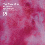 ビル・オコンネル、ニコ・カタッキオ、アレッサンドロ・ナポリターノ 『The Three Of Us』 ジャズ喫茶の空間を想起するトリオ作