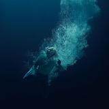 ラプスリー（Låpsley）『Through Water』ジェイムズ・ブレイク＋ジェイミーXXな趣向を凝らしたプロダクションに耳を奪われつつ、力強さを増したスモーキーな歌唱も聴きどころ