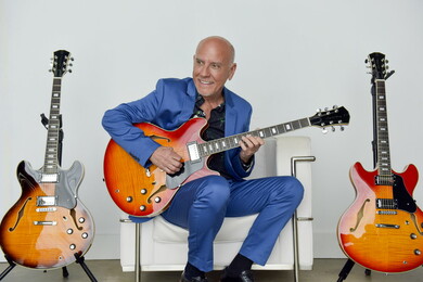 ラリー・カールトン（Larry Carlton）がビルボードライブに登場! 最後を予感させる来日ツアーで名曲に身を委ねよう | Mikiki by  TOWER RECORDS