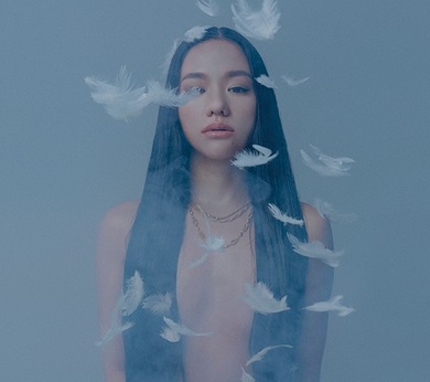 Awich『8』沖縄で生まれ、アトランタで育まれた美しき才能が、YENTOWN