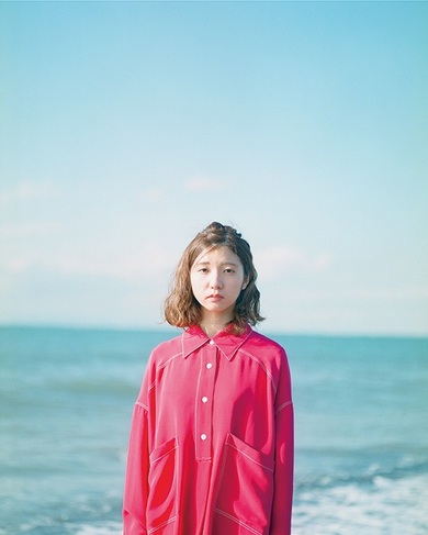 高井息吹『世界の秘密』CMソングでもお馴染みのあの声が歌に吹き込む