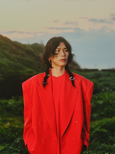 米津玄師が三つ編み姿に 朝ドラ「虎に翼」主題歌“さよーならまたいつか