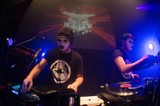 ピノキオピー、DJスタイルによる独自のステージ・パフォーマンス収めた自己紹介的ライヴ盤『祭りだヘイカモン』を語る