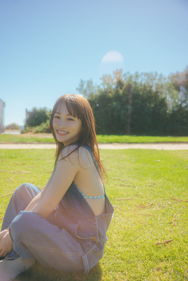 川栄李奈1st写真集「youphoria」から水着に続いて⼤⼈の⾊気を見せる