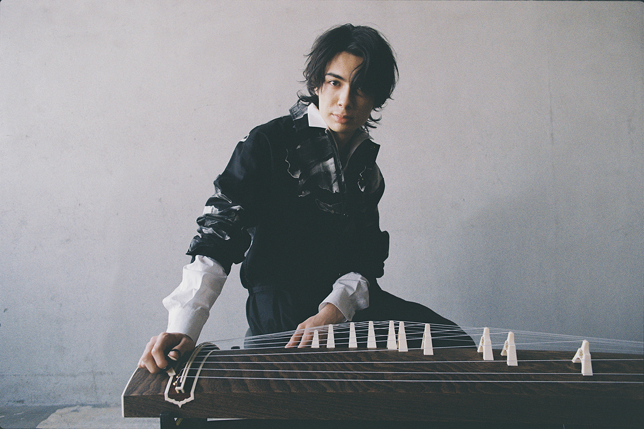 LEOが箏で開く未知のグルーヴ――坂本龍一からティグラン・ハマシアン