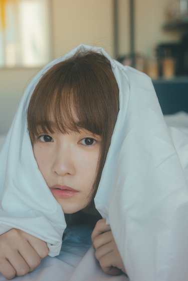 川栄李奈1st写真集「youphoria」から水着に続いて⼤⼈の⾊気を見せる