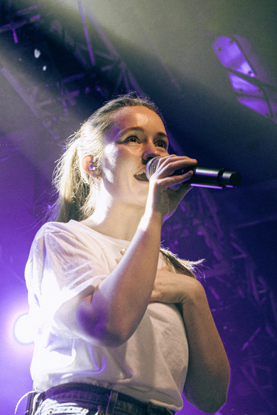 シグリッド（Sigrid）の初来日公演をレポート 巧みな歌、仲間へ