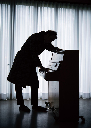 チリー・ゴンザレス『Solo Piano III』 最終章で魅せるピアノの無限の可能性! ソロ・ピアノ三部作堂々の完結! | Mikiki by  TOWER RECORDS