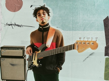 King Gnu新井和輝によるフェンダー新シグネイチャーベースが発売 50名