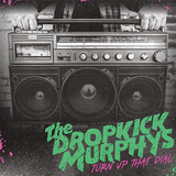 ドロップキック・マーフィーズ（Dropkick Murphys）『Turn Up That Dial』拳を突き上げ大声でシンガロングしたくなる!