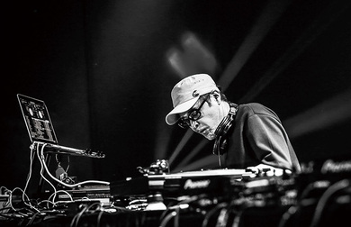DJ KRUSH『軌跡』たった一人で世界へ飛び出して25年、現役の