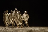 マギー・マラン「May B」ベケットの〈人間の果て〉へ向ける視線――フランスダンス界の大御所の出世作が19年ぶりに日本で上演