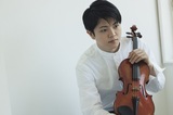 東亮汰『Piacere』叙情的な音を奏でる24歳の新鋭が語る、挨拶代わりのヴァイオリン小品集