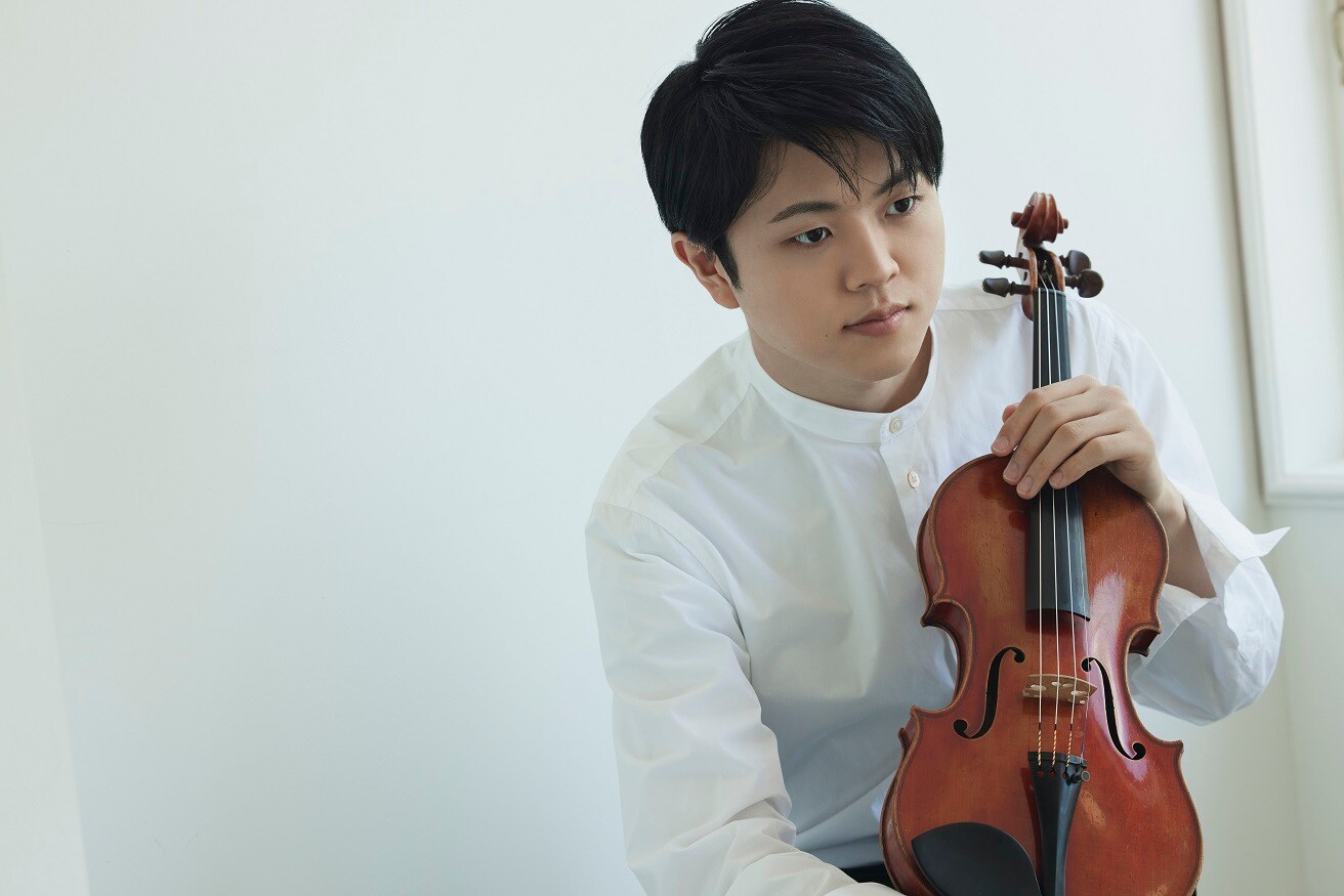 音楽の灯を纏うネックレス - バイオリニストの奏でる光 東亮汰『Piacere』叙情的な音を奏でる24歳の新鋭が語る、挨拶代わりの
