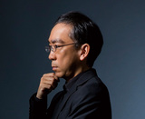 新垣隆がもう一度、作る―〈HIROSHIMA〉に続いて社会問題取り込んだドラマティックな新作交響曲〈連祷 -Litany-〉を語る
