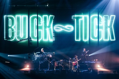BUCK-TICKと武道館で乾杯――驚きの選曲と容赦のない演出で魅了した