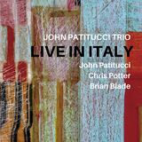 ジョン・パティトゥッチ（John Patitucci）『Live In Italy』トリオでのイタリア公演が日本限定CD化　チック・コリアに捧げる曲も