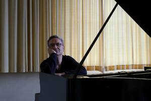 ヘニング・シュミート（Henning Schmiedt）――自身と対話し続けるピアニストが語った、数奇な音楽半生と2つのピアノ作