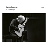 ラルフ・タウナー（Ralph Towner）『At First Light』ギターの響きが新たな決意感じさせるECMデビュー50年目に放つ新作
