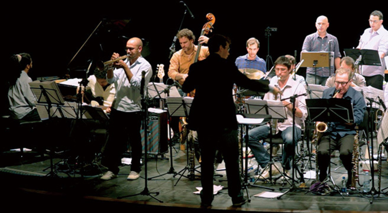 サンパウロ注目の作編曲家／指揮者、ハファエル・ピッコロット・ヂ・リマが〈都会のオーケストラ〉率いた初作RAFAEL PICCOLOTTO DE LIMA,ORQUESTRA URBANA 						Pelos Ares 						independent（2017）