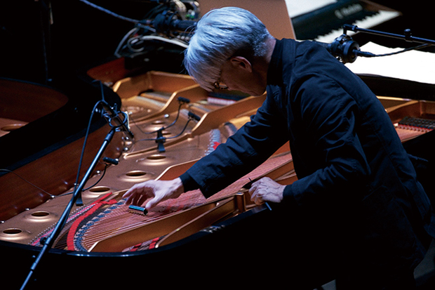坂本龍一『GLENN GOULD GATHERING』 グレン・グールド生誕85周年記念イヴェントの映像からみえてくるもの