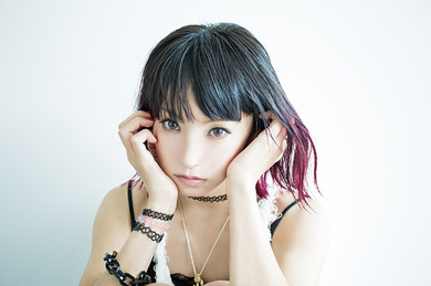 LiSA、〈毒〉と〈女〉をコンセプトに情念と官能性を激しく吐き出した新