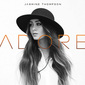 ジャスミン・トンプソン 『Adore』 思春期のファイスト!?　UKの15歳のシンガーがアンニュイな自作曲で勝負する新EP