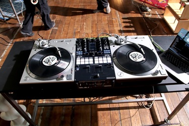 Technics DJターンテーブル Technicsのターンテーブルは「神様みたいな存在」 DJ KENTARO × DJ