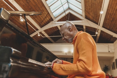 ララージ（Laraaji）、アンビエントの生きる伝説が新作『Sun Piano』を