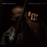 アヴィシャイ・コーエン（Avishai Cohen）『From Darkness』イスラエルの天才ベーシストの〈いま〉が聴けるピアノトリオ作