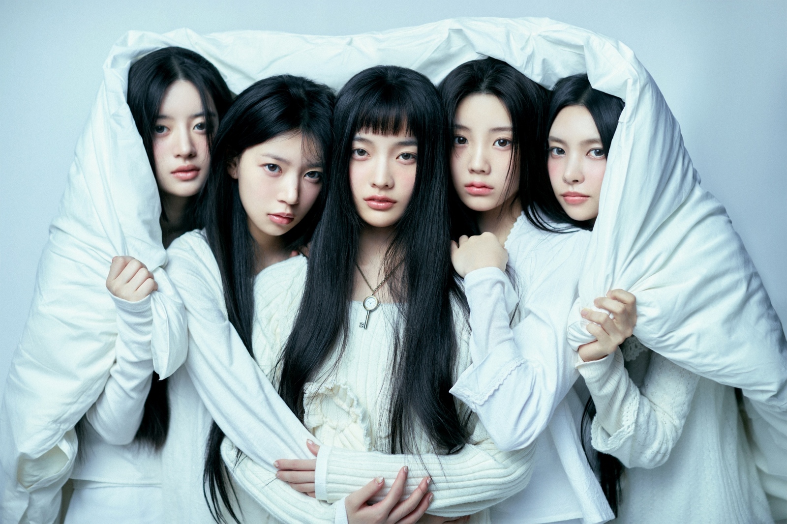 HYBEの末娘ILLITが1stミニアルバム『SUPER REAL ME』でデビュー