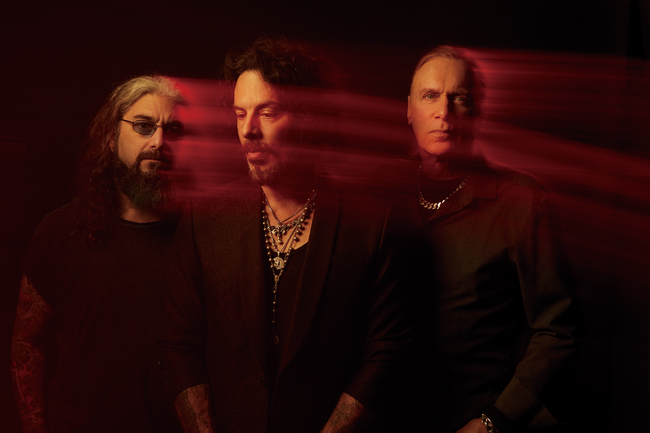 ワイナリー・ドッグス（The Winery Dogs）『III』ビリー・シーン、リッチー・コッツェン、マイク・ポートノイが再会  熟成されたミュージシャンシップに酔いしれる | Mikiki by TOWER RECORDS