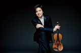 成田達輝、若き巨匠バイオリニストが語る東京文化会館の注目公演 歌劇「400歳のカストラート」と〈傑出のブラームス〉への期待
