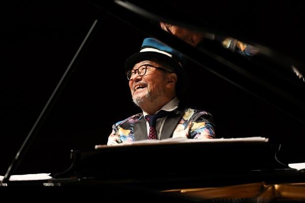 大江千里、音楽で物語を紡ぐ人――40年の音楽人生を凝縮した感動のピアノソロコンサートをレポート