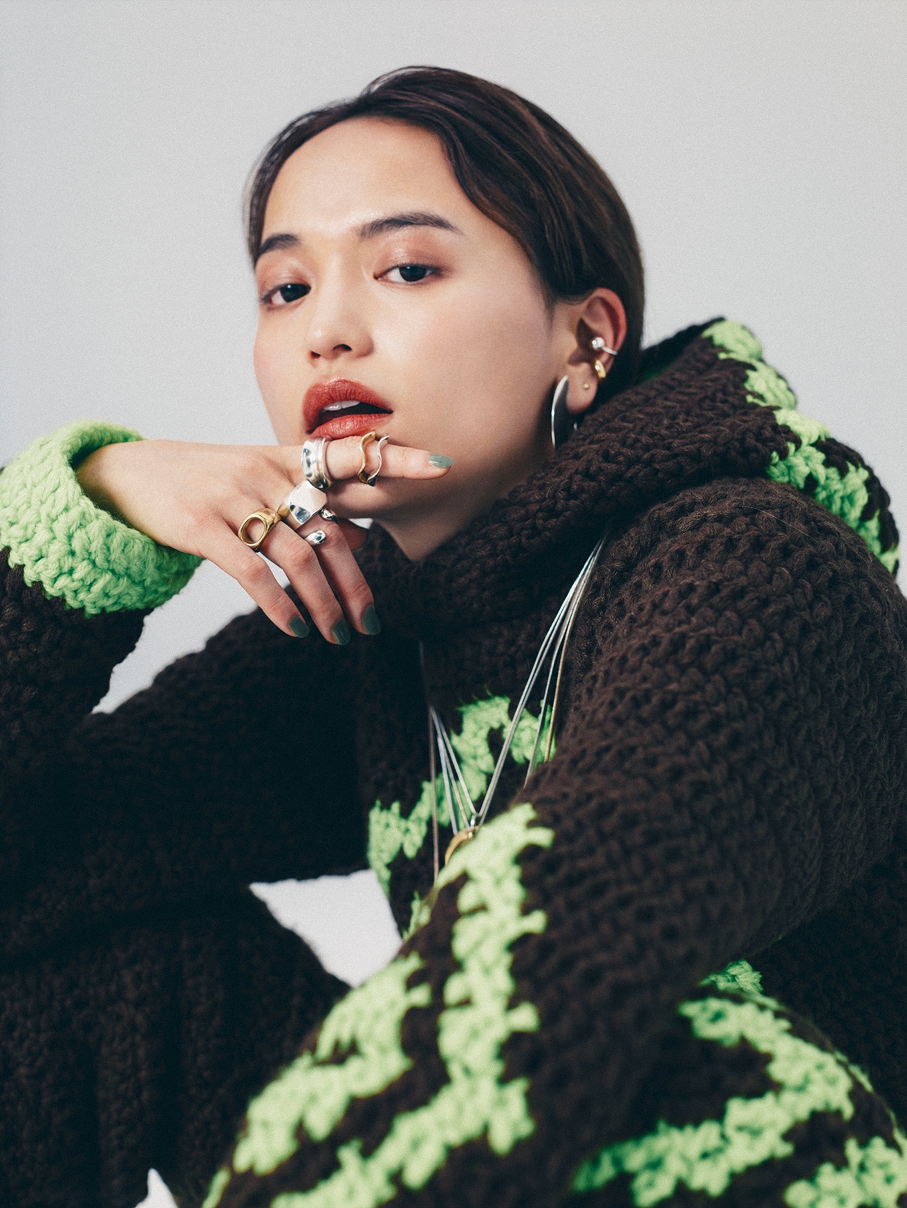 iri『neon』羽ばたきの時を待つサナギが多彩な光を描いた2年ぶりの