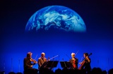 クロノス・クァルテット（Kronos Quartet）来日中止を受け代替公演が開催　テリー・ライリー“Sun Rings”の特別セッション映像を上映