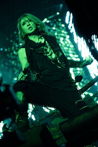 BUCK-TICKと武道館で乾杯――驚きの選曲と容赦のない演出で魅了した