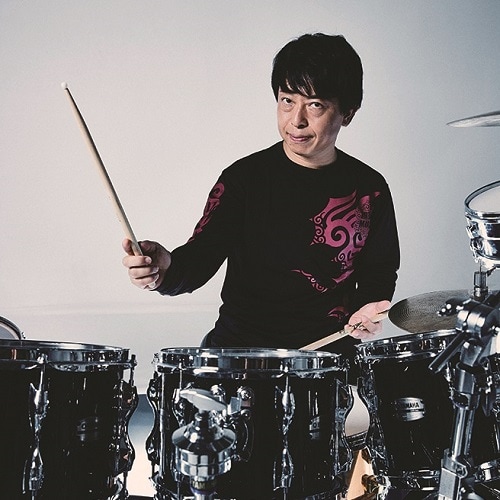 菅沼孝三『Drum Paradise』マルチな職人魂が炸裂! 〈手数王〉ドラマー