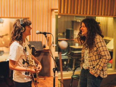 天才sswが邂逅 コートニー バーネット カート ヴァイル Courtney Barnett Kurt Vile よく似た2人 のジョイント作に漂う自然体で愛らしい魅力 Mikiki