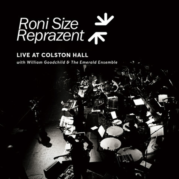 ロニ・サイズ・レプラゼント、圧倒的なミュージシャンシップで自身の名曲群再現した地元ブリストルでの2009年のライヴがCD／DVD化