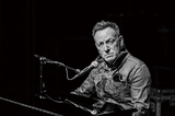 ブルース・スプリングスティーン『Springsteen On Broadway』自伝本を元に歌と語りで構成した感動のステージがCD化