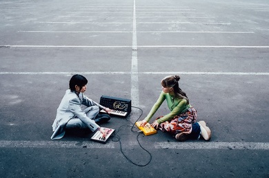 LAUSBUBが“Telefon”再録も収録の1stアルバム『ROMP』リリース&初