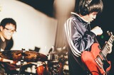ニトロデイは4人でニトロデイ――ドミコ招いた『マシン・ザ・ヤング』リリース・ツアー初日をレポ