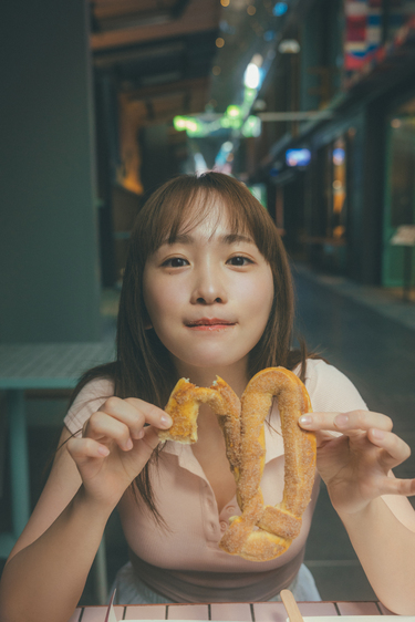 川栄李奈1st写真集「youphoria」から水着に続いて⼤⼈の⾊気を見せる