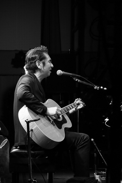 オリジナル・ラブ田島貴男が弾き語りツアーで見せた〈働く男〉としての